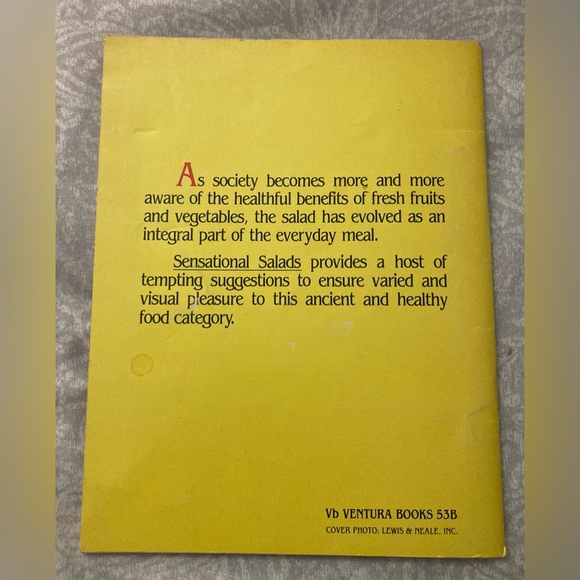 Vintage Paperback 300 Sensational Salads Recipe Book By Lucinda Hollace Berry - Picture 2 of 3